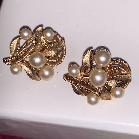 Trifari Jewelry Trifari Vintage Goldtone Leaf Faux Pearl Clip